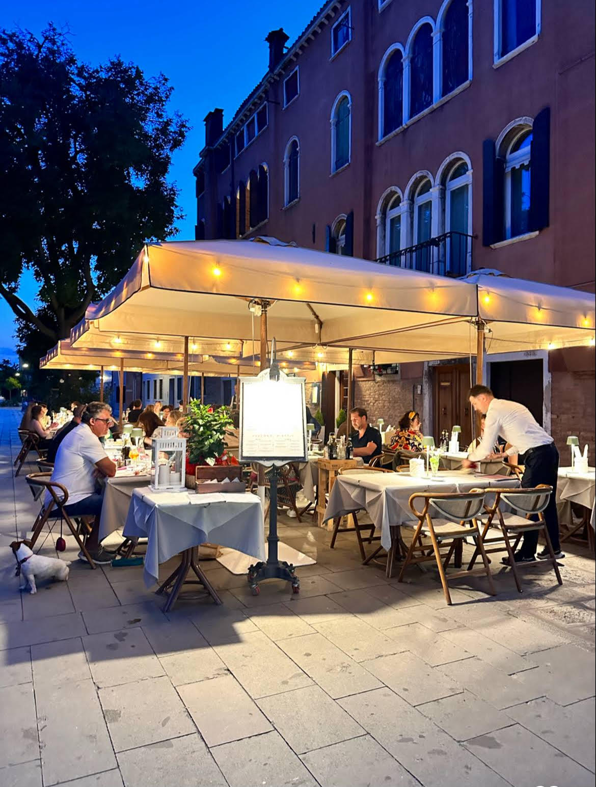 Interno del ristorante Caffè dei Fiori con tavoli elegantemente apparecchiati